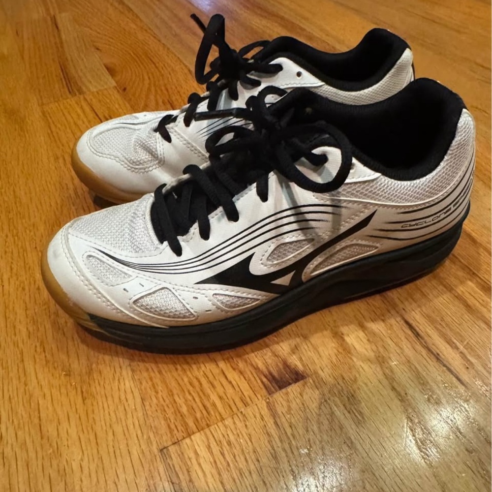 Mizuno Men's White and Black Athletic Sneakers